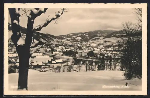AK Mürzzuschlag, Totalansicht im Winter, mit Strasse