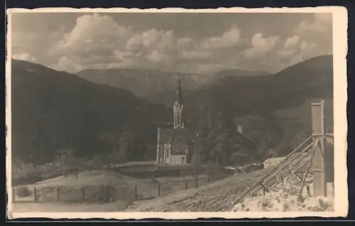 AK Mürzzuschlag /Stmk., Blick auf die Kirche vom Hang aus