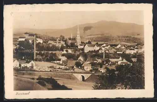 AK Zwiesel / Bayern, Stadtansicht mit Kirche und Fabrikschornstein