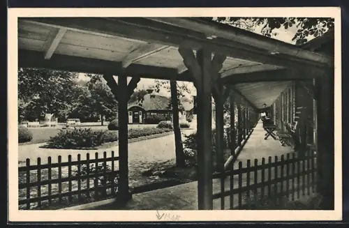 AK Ahlbeck / Ostseebad, Kaiser-Wilhelm-Kinderheim, Gartenanlage, überdachter Gang