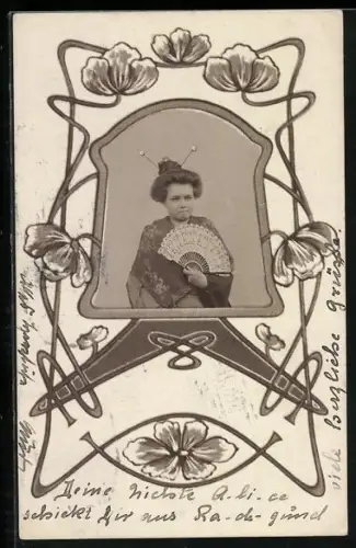 Foto-AK Portrait einer Frau mit Fächer und Haarnadeln im Jugendstil-Passepartout