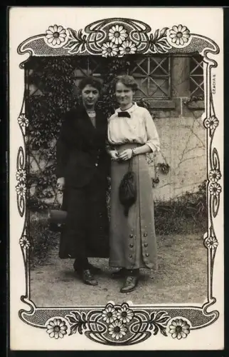 Foto-AK Zwei Frauen schauen in die Kamera im Jugendstil-Passepartout
