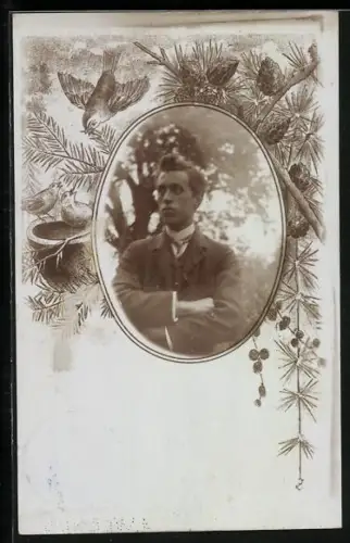 Foto-AK Portrait junger Mann mit verschränkten Armen im Jugendstil-Passepartout
