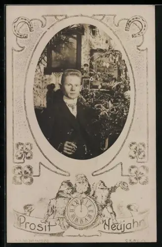 Foto-AK Portrait junger Mann neben Weihnachtsbaum