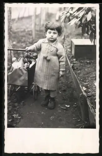 AK Mädchen mit Puppenwagen, Teddy und Puppen