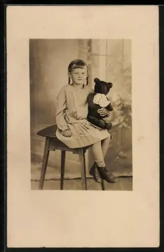 AK Mädchen sitzend auf Stuhl mit Teddy
