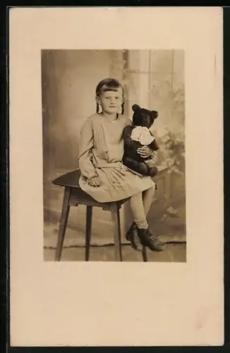 AK Mädchen mit Kleid mit Teddy