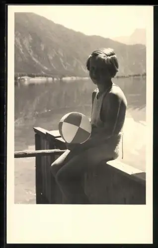 AK Mädchen mit Wasserball am See