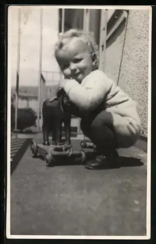 AK Kleinkind mit Spielzeugfiguren