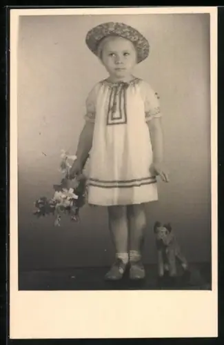 AK Mädchen im Kleid mit Hut und Blumenstrauss