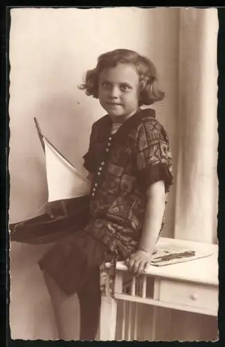 AK Mädchen im Kleid mit Modellsegelboot