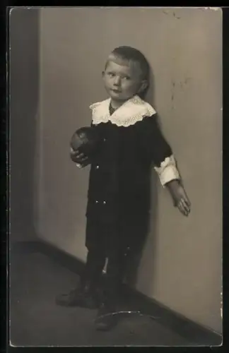 AK Knabe mit Anzug mit Spielzeugball