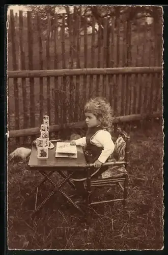 AK Kleines Mädchen im Garten mit Bilderwürfeln