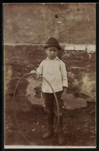 Foto-AK Knabe mit Hut und Reifen