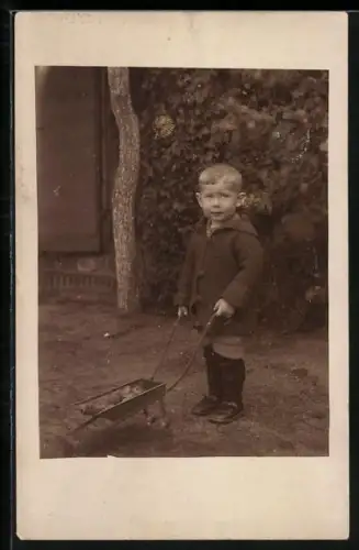 AK Knabe mit Spielzeugschubkarre