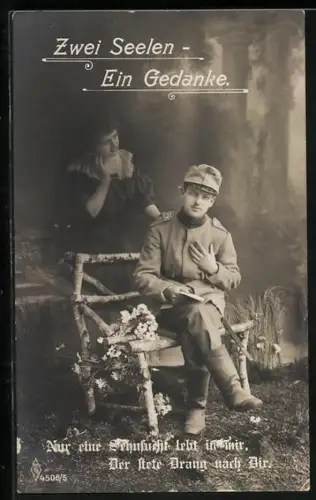 Foto-AK k.u.k. Soldat in Uniform mit Bajonett auf Holzbank