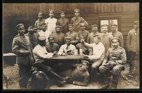 Foto-AK Gruppenaufnahme Soldaten beim Kartenspiel