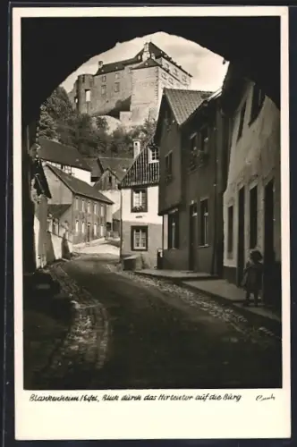 AK Blankenheim /Eifel, Blick durch das Hirtentor auf die Burg