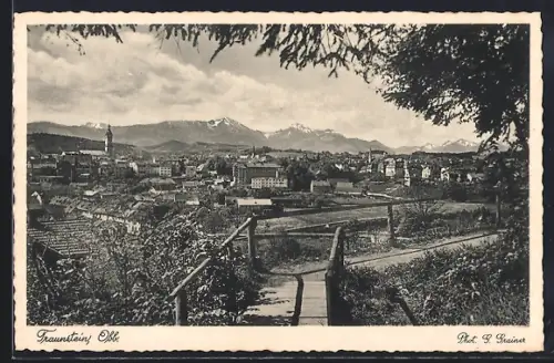 AK Traunstein / Obb., Stadtansicht mit Alpenpanorama