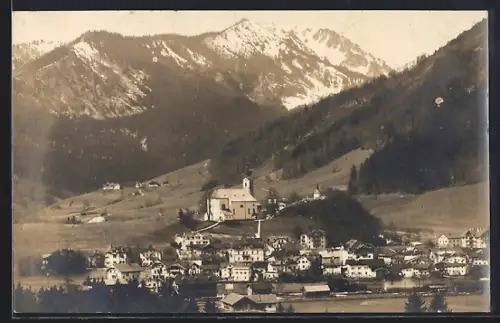 AK Ruhpolding, Ortsansicht mit Kirche und Alpenpanorama
