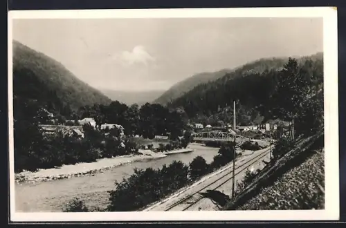 AK Trebuchany bei Rachov, Talblick mit Flusspartie und Bahngleisen
