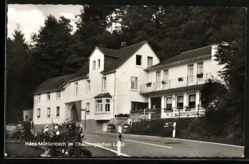 AK Waldbröl, Haus Mühlenbach im Oberbergischen Land, Gasthaus, Strassenansicht, bewaldete Umgebung
