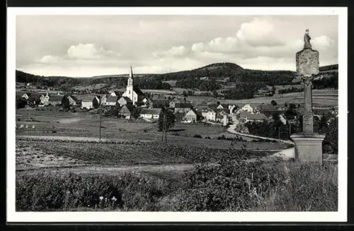 AK Wüstensachsen, Ortsansicht mit Kirche und Bildstock