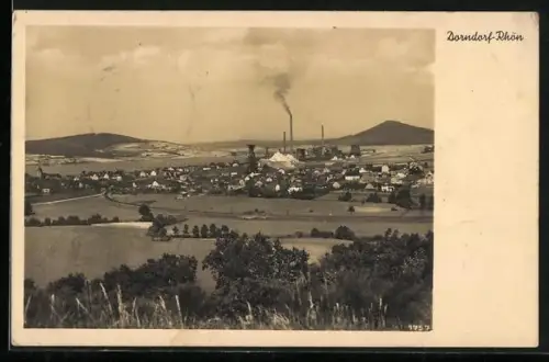 AK Dorndorf /Rhön, Ortsansicht mit Industrieanlagen und umliegender Landschaft