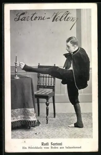 AK Rudi Sartoni hält ein Streichholz zwischen den Zehen