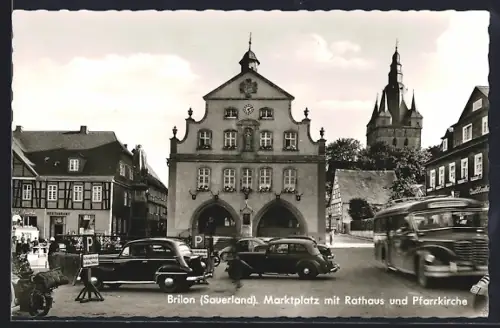 AK Brilon /Sauerland, Marktplatz mit Rathaus und Pfarrkirche
