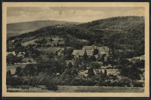 AK Neustadt /Südharz, Ortsansicht mit Gebäuden und umliegenden Hügeln