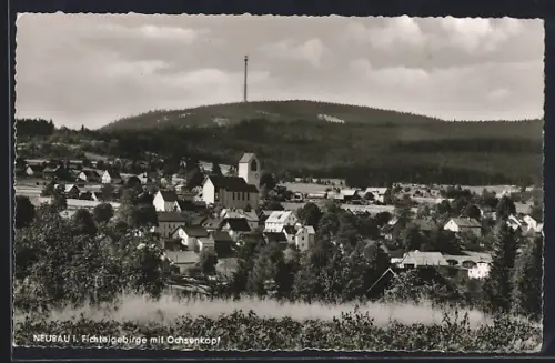 AK Neubau i. Fichtelgebirge, Ortsansicht mit Ochsenkopf