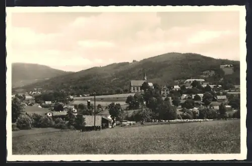 AK Edenstetten bei Deggendorf, Ortsansicht mit Kirche und umliegenden Hügeln