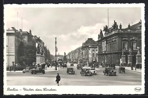 AK Berlin, Unter den Linden, Strassenszene, Reiterstandbild