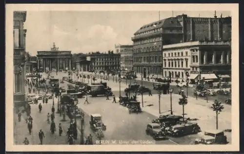 AK Berlin, Unter den Linden, Brandenburger Tor, Strassenansicht, Verkehr