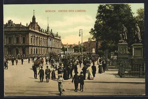 AK Berlin, Unter den Linden, Strassenszene mit Denkmal