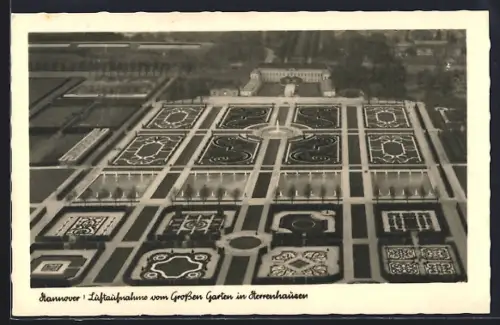 AK Hannover-Herrenhausen, Luftaufnahme Grosser Garten, Schloss, Glockenfontaine, Sondergärten