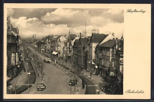 AK Senftenberg, Bahnhofstrasse mit Autos und Geschäften aus der Vogelschau