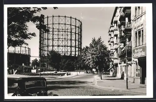 Foto-AK Berlin-Schöneberg, Blick auf Gasometer, Torgauer Strasse Ecke Cheruskerstrasse, Berliner Schlossbräu