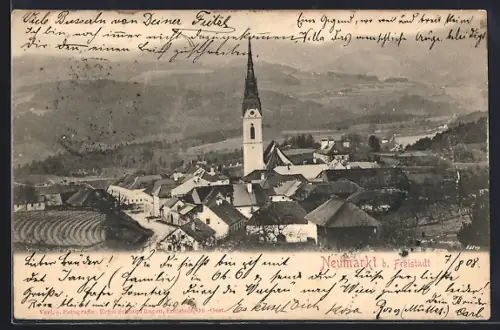 AK Neumarkt / Mühlkreis, Totalansicht mit Strasse u. Bergpanorama