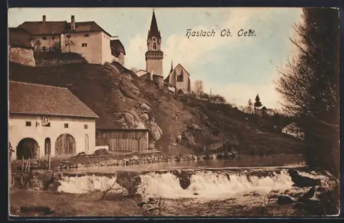 AK Haslach /Ob.-Oest., Uferpartie mit Kirche