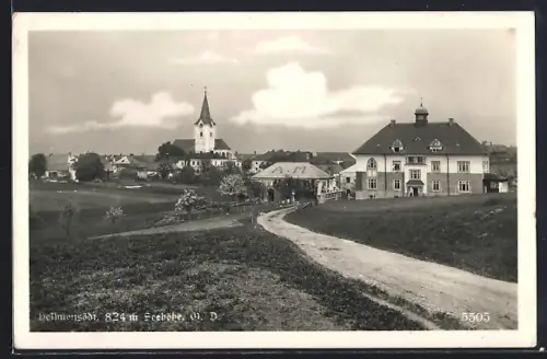 AK Hellmonsödt /O. D., Ortspanorama von der Landstrasse aus, mit Kirche