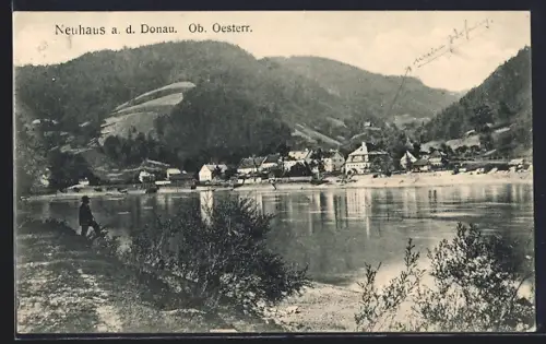 AK Neuhaus /Donau, Totalansicht vom anderen Donauufer