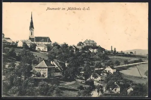 AK Neumarkt im Mühlkreis, Totalansicht mit Kirche und Strasse