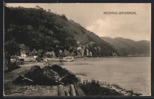 AK Neuhaus-Untermühl, Uferpartie mit Bootsanleger u. Bergpanorama