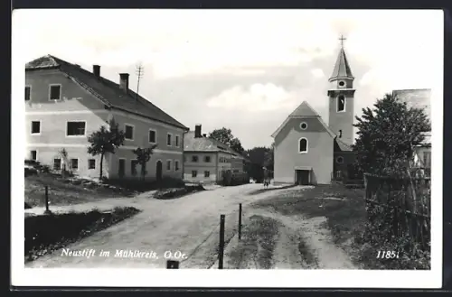 AK Neustift im Mühlkreis, Strassenpartie mit Kirche