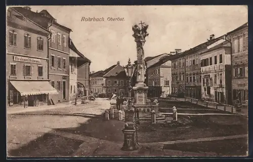AK Rohrbach /O. Ö., Platz mit Geschäft Ferdinand Schwarz u. Säulendenkmal