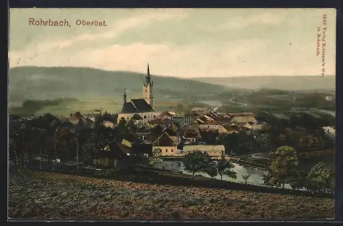 AK Rohrbach /O.-Ö., Totalansicht mit Gewässer und Fernblick von einem Acker aus