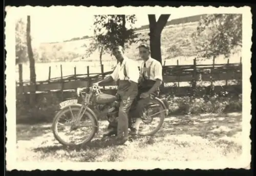 Fotografie Motorrad Mars 98ccm, Burschen auf LKrad Kennzeichen Od-34403