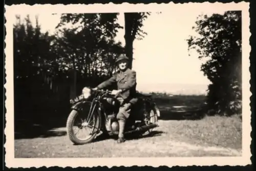 Fotografie Motorrad, Jäger sitzt auf Krad mit Kennzeichen Österreich